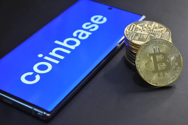 Makroansicht Der Gold Und Silberfarbenen Glänzenden Münzen Mit Bitcoin Symbol — Stockfoto