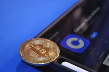 Altın ve gümüşün makro görüntüsü Bitcoin sembollü parlak paralar