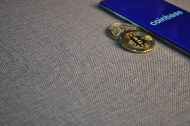 Altın ve gümüşün makro görüntüsü Bitcoin sembollü parlak paralar