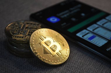 Altın ve gümüşün makro görüntüsü Bitcoin sembollü parlak paralar