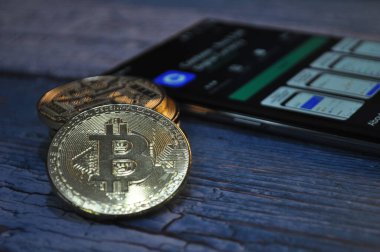 Altın ve gümüşün makro görüntüsü Bitcoin sembollü parlak paralar