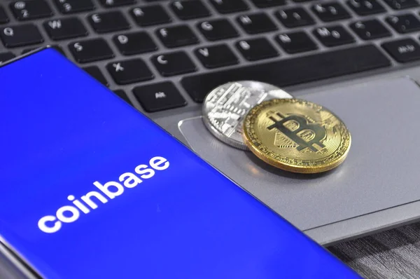 Altın ve gümüşün makro görüntüsü Bitcoin sembollü parlak paralar