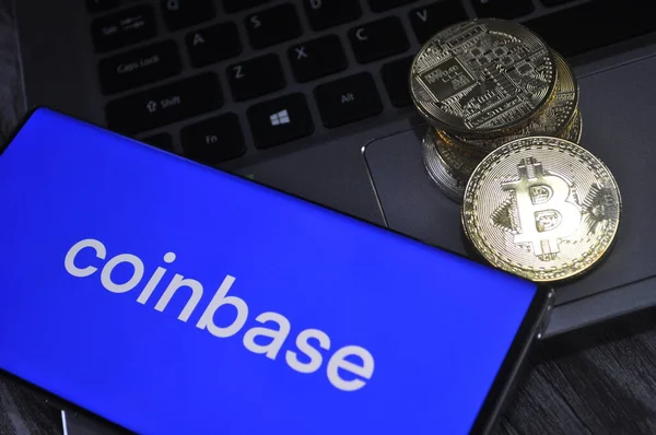 Altın ve gümüşün makro görüntüsü Bitcoin sembollü parlak paralar