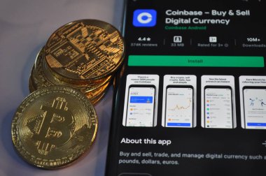 Altın ve gümüşün makro görüntüsü Bitcoin sembollü parlak paralar