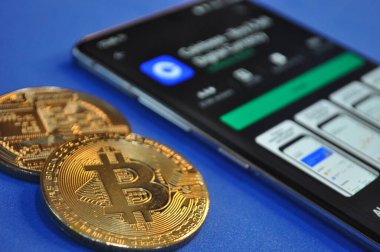 Altın ve gümüşün makro görüntüsü Bitcoin sembollü parlak paralar