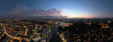 Kuching, Sarawak / Malezya - 26 Nisan 2021: Şehrin Tarihi Binaları ve Turist Çekim Alanları