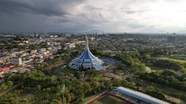 Kuching, Sarawak Malezya - 14 Mayıs 2021: Kuching şehrinin binaları, simgeleri ve manzarası, Sarawak, Borneo adasının başkenti. 