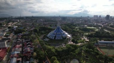 Kuching, Sarawak Malezya - 14 Mayıs 2021: Kuching şehrinin binaları, simgeleri ve manzarası, Sarawak, Borneo adasının başkenti. 