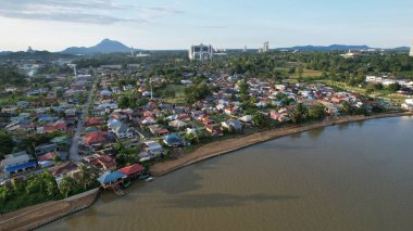 Kuching, Sarawak Malezya - 14 Mayıs 2021: Kuching şehrinin binaları, simgeleri ve manzarası, Sarawak, Borneo adasının başkenti. 