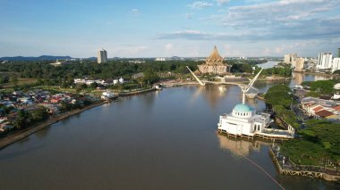 Kuching, Sarawak Malezya - 14 Mayıs 2021: Kuching şehrinin binaları, simgeleri ve manzarası, Sarawak, Borneo adasının başkenti. 