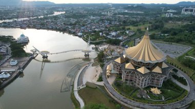 Kuching, Sarawak Malezya - 14 Mayıs 2021: Kuching şehrinin binaları, simgeleri ve manzarası, Sarawak, Borneo adasının başkenti. 
