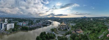 Kuching, Sarawak Malezya - 14 Mayıs 2021: Kuching şehrinin binaları, simgeleri ve manzarası, Sarawak, Borneo adasının başkenti. 