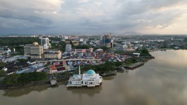 Kuching, Sarawak Malezya - 14 Mayıs 2021: Kuching şehrinin binaları, simgeleri ve manzarası, Sarawak, Borneo adasının başkenti. 