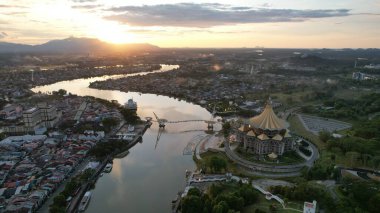 Kuching, Sarawak Malezya - 14 Mayıs 2021: Kuching şehrinin binaları, simgeleri ve manzarası, Sarawak, Borneo adasının başkenti. 