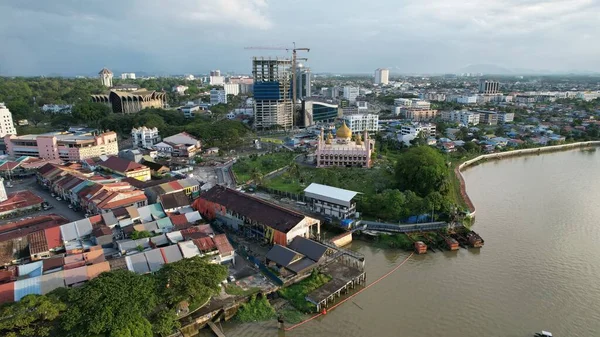Kuching, Sarawak Malezya - 14 Mayıs 2021: Kuching şehrinin binaları, simgeleri ve manzarası, Sarawak, Borneo adasının başkenti. 