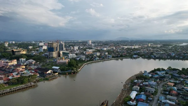 Kuching, Sarawak Malezya - 14 Mayıs 2021: Kuching şehrinin binaları, simgeleri ve manzarası, Sarawak, Borneo adasının başkenti. 