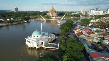 Kuching, Sarawak Malezya - 14 Mayıs 2021: Kuching şehrinin binaları, simgeleri ve manzarası, Sarawak, Borneo adasının başkenti. 