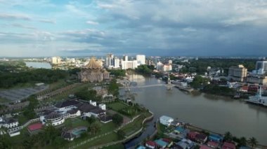 Kuching, Sarawak Malezya - 14 Mayıs 2021: Kuching şehrinin binaları, simgeleri ve manzarası, Sarawak, Borneo adasının başkenti. 