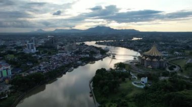 Kuching, Sarawak Malezya - 14 Mayıs 2021: Kuching şehrinin binaları, simgeleri ve manzarası, Sarawak, Borneo adasının başkenti. 