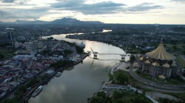 Kuching, Sarawak Malezya - 14 Mayıs 2021: Kuching şehrinin binaları, simgeleri ve manzarası, Sarawak, Borneo adasının başkenti. 