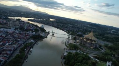 Kuching, Sarawak Malezya - 14 Mayıs 2021: Kuching şehrinin binaları, simgeleri ve manzarası, Sarawak, Borneo adasının başkenti. 