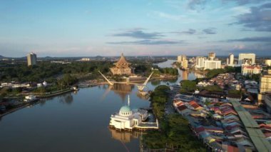 Kuching, Sarawak Malezya - 14 Mayıs 2021: Kuching şehrinin binaları, simgeleri ve manzarası, Sarawak, Borneo adasının başkenti. 