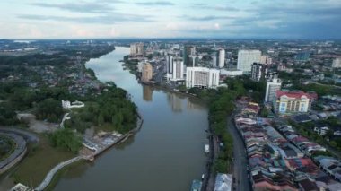 Kuching, Sarawak Malezya - 14 Mayıs 2021: Kuching şehrinin binaları, simgeleri ve manzarası, Sarawak, Borneo adasının başkenti. 