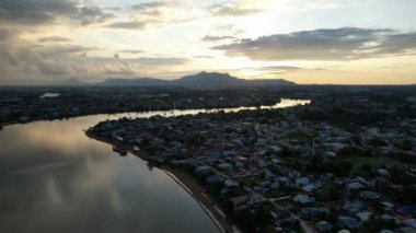 Kuching, Sarawak Malezya - 14 Mayıs 2021: Kuching şehrinin binaları, simgeleri ve manzarası, Sarawak, Borneo adasının başkenti. 
