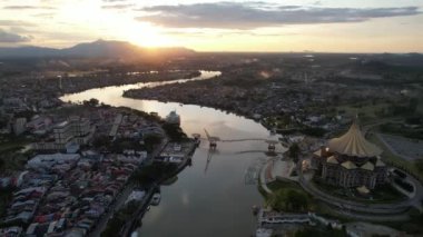 Kuching, Sarawak Malezya - 14 Mayıs 2021: Kuching şehrinin binaları, simgeleri ve manzarası, Sarawak, Borneo adasının başkenti. 