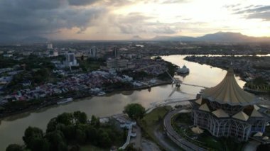 Kuching, Sarawak Malezya - 14 Mayıs 2021: Kuching şehrinin binaları, simgeleri ve manzarası, Sarawak, Borneo adasının başkenti. 