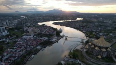 Kuching, Sarawak Malezya - 14 Mayıs 2021: Kuching şehrinin binaları, simgeleri ve manzarası, Sarawak, Borneo adasının başkenti. 
