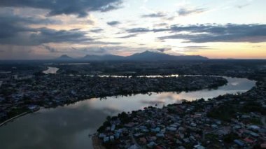 Kuching, Sarawak Malezya - 14 Mayıs 2021: Kuching şehrinin binaları, simgeleri ve manzarası, Sarawak, Borneo adasının başkenti. 