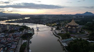 Kuching, Sarawak Malezya - 14 Mayıs 2021: Kuching şehrinin binaları, simgeleri ve manzarası, Sarawak, Borneo adasının başkenti. 