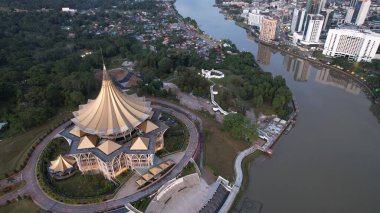 Kuching, Sarawak Malezya - 14 Mayıs 2021: Kuching şehrinin binaları, simgeleri ve manzarası, Sarawak, Borneo adasının başkenti. 