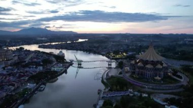 Kuching, Sarawak Malezya - 14 Mayıs 2021: Kuching şehrinin binaları, simgeleri ve manzarası, Sarawak, Borneo adasının başkenti. 
