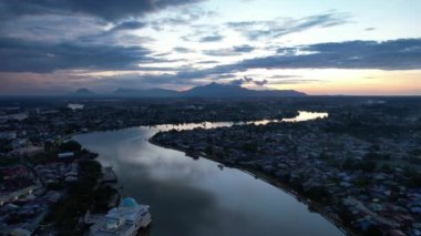 Kuching, Sarawak Malezya - 14 Mayıs 2021: Kuching şehrinin binaları, simgeleri ve manzarası, Sarawak, Borneo adasının başkenti. 