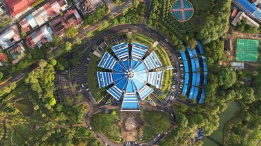 Kuching, Sarawak Malezya - 14 Mayıs 2021: Kuching şehrinin binaları, simgeleri ve manzarası, Sarawak, Borneo adasının başkenti. 