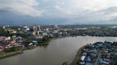 Kuching, Sarawak Malezya - 14 Mayıs 2021: Kuching şehrinin binaları, simgeleri ve manzarası, Sarawak, Borneo adasının başkenti. 