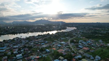 Kuching, Sarawak Malezya - 14 Mayıs 2021: Kuching şehrinin binaları, simgeleri ve manzarası, Sarawak, Borneo adasının başkenti. 