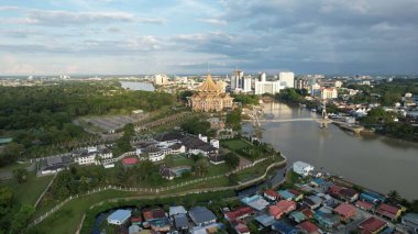 Kuching, Sarawak Malezya - 14 Mayıs 2021: Kuching şehrinin binaları, simgeleri ve manzarası, Sarawak, Borneo adasının başkenti. 