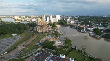 Kuching, Sarawak Malezya - 14 Mayıs 2021: Kuching şehrinin binaları, simgeleri ve manzarası, Sarawak, Borneo adasının başkenti. 