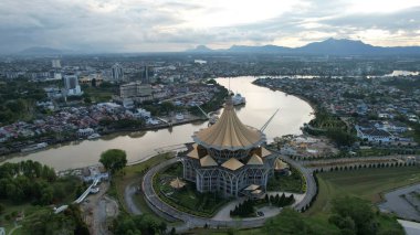 Kuching, Sarawak Malezya - 14 Mayıs 2021: Kuching şehrinin binaları, simgeleri ve manzarası, Sarawak, Borneo adasının başkenti. 