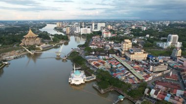 Kuching, Sarawak Malezya - 14 Mayıs 2021: Kuching şehrinin binaları, simgeleri ve manzarası, Sarawak, Borneo adasının başkenti. 