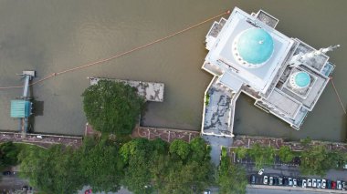 Kuching, Sarawak Malezya - 14 Mayıs 2021: Kuching şehrinin binaları, simgeleri ve manzarası, Sarawak, Borneo adasının başkenti. 