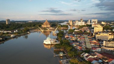 Kuching, Sarawak Malezya - 14 Mayıs 2021: Kuching şehrinin binaları, simgeleri ve manzarası, Sarawak, Borneo adasının başkenti. 