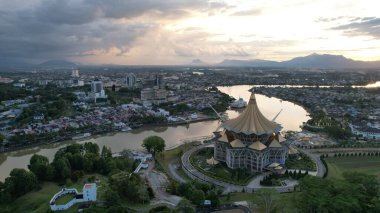 Kuching, Sarawak Malezya - 14 Mayıs 2021: Kuching şehrinin binaları, simgeleri ve manzarası, Sarawak, Borneo adasının başkenti. 