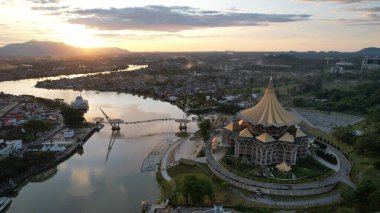 Kuching, Sarawak Malezya - 14 Mayıs 2021: Kuching şehrinin binaları, simgeleri ve manzarası, Sarawak, Borneo adasının başkenti. 
