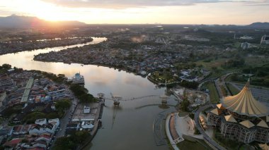 Kuching, Sarawak Malezya - 14 Mayıs 2021: Kuching şehrinin binaları, simgeleri ve manzarası, Sarawak, Borneo adasının başkenti. 