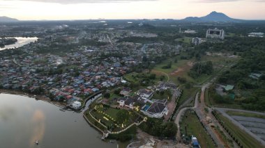 Kuching, Sarawak Malezya - 14 Mayıs 2021: Kuching şehrinin binaları, simgeleri ve manzarası, Sarawak, Borneo adasının başkenti. 
