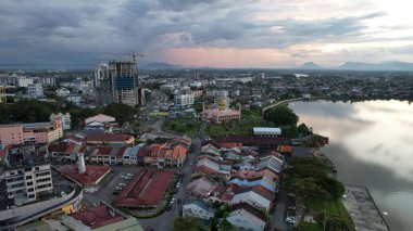 Kuching, Sarawak Malezya - 14 Mayıs 2021: Kuching şehrinin binaları, simgeleri ve manzarası, Sarawak, Borneo adasının başkenti. 